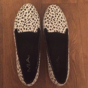 Black & White MIA Flats